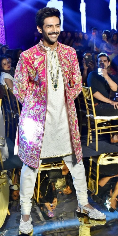 Kartik Aryan look stunning in ethnic sherwani