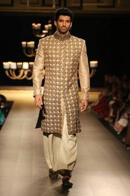 Aditya Roy Kapoor in Manish Malhotra sherwani