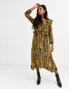 Graphic prints outfit for women